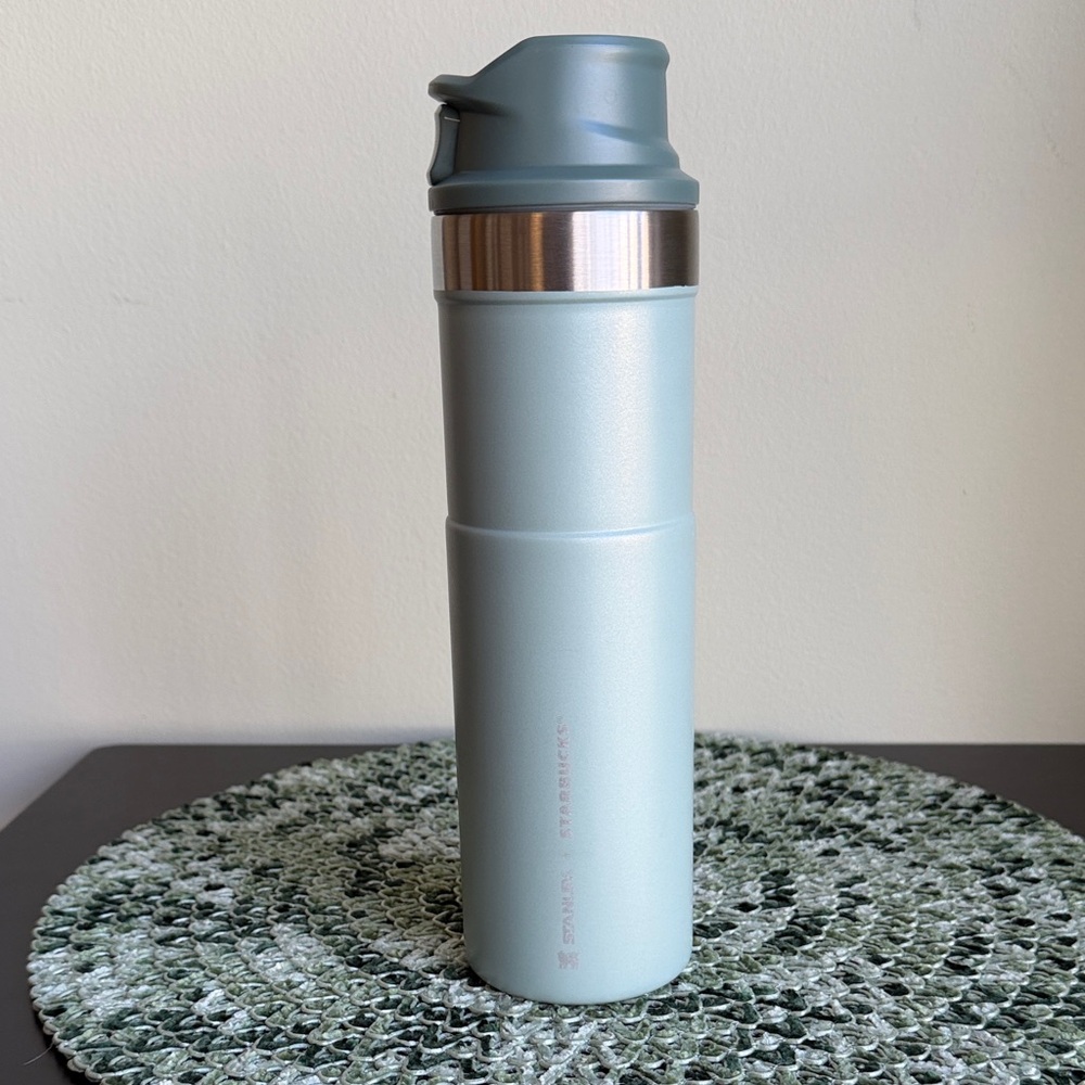 Stanley/Starbucks 🐻‍❄️Light green Travel Tumbler 20oz